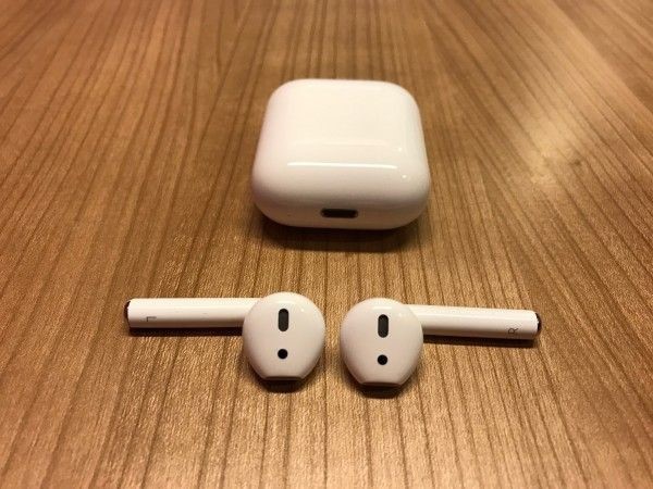 AirPods là sản phẩm tai nghe không dây đầu tiên của Apple