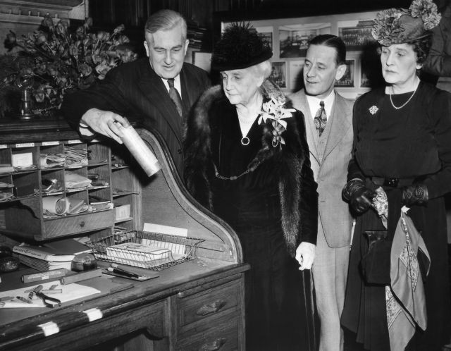 Để hiểu các thiên tài Elon Musk, Edison và Zuckerberg, hãy nhìn bàn làm việc của họ ảnh 3 Để hiểu các thiên tài Elon Musk, Edison và Zuckerberg, hãy nhìn bàn làm việc của họ ảnh 3