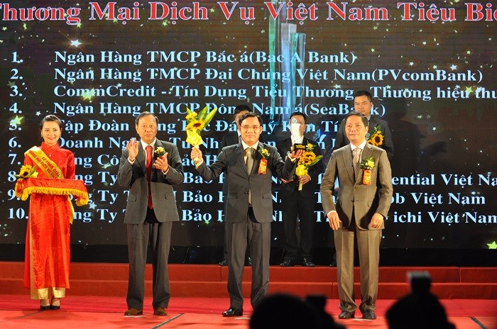 Đại diện của SeaBank nhận giải