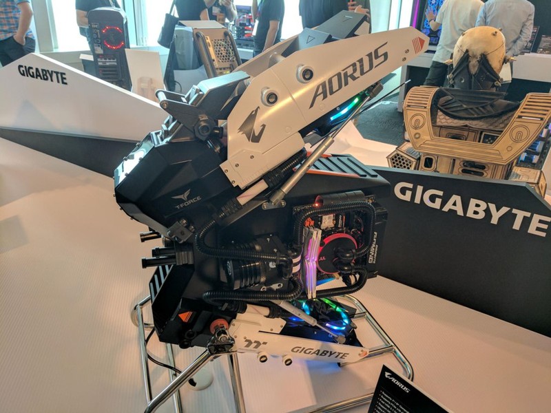 Tác phẩm Aorus của Suchao Prowphong dựa trên một con tàu giả tưởng. Những ống dẫn nhiên liệu phát sáng trông thật đẹp. Nhung mau may tinh do cuc doc tai Computex 2017 hinh anh 7