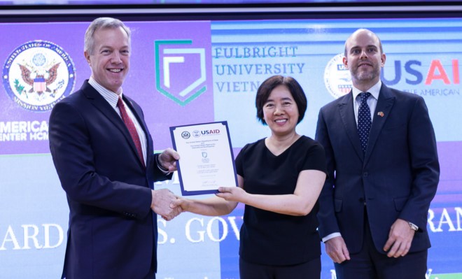 Đại sứ Ted Osius trao quyết định tài trợ từ USAID cho bà Đàm Bích Thuỷ, Chủ tịch ĐH Fulbright Việt Nam. Ảnh:Anh Nguyễn.