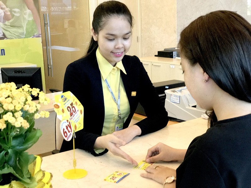 Khách hàng gửi tiết kiệm và tham gia chương trình khuyến mãi tại Nam A Bank.