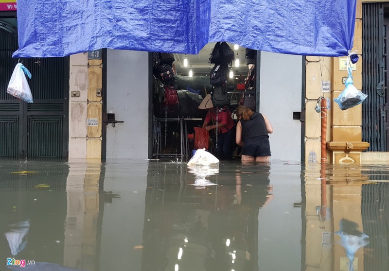 Nhip song dao lon sau tran mua bao gay ngap duong pho hinh anh 7