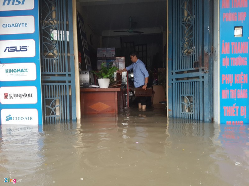 Nhip song dao lon sau tran mua bao gay ngap duong pho hinh anh 16