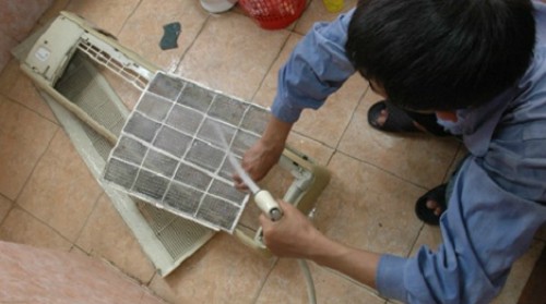 Nên vệ sinh lưới lọc của điều hòa 2 tuần một lần. Nên vệ sinh lưới lọc của điều hòa 2 tuần một lần.