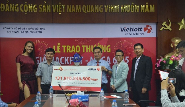 Nữ khách hàng may mắn đến nhận thưởng hơn 131 tỷ đồng. Ảnh Vietlott