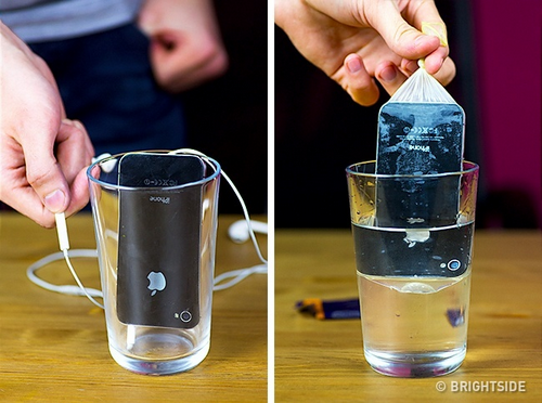 Sử dụng bao cao su để kháng nước là cách hay đối với những smartphone không hỗ trợ tính năng này. Màng bao cao su cũng không quá dày, từ đó giúp việc chụp ảnh dưới nước không bị ảnh hưởng quá nhiều. meo-nho-tao-anh-chup-an-tuong-tu-smartphone-1