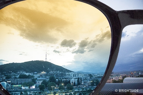 Kính mát cũng là vật dụng có thể tạo hiệu ứng. Cách áp dụng tương tự giấy màu. meo-nho-tao-anh-chup-an-tuong-tu-smartphone-3