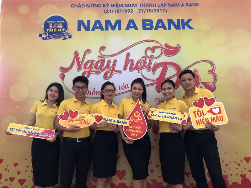 Những nụ cười rạng rỡ của CBNV Nam A Bank trong Ngày hội đỏ 2017.