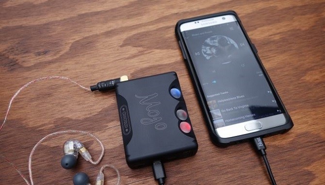 Cổng tai nghe đã chết, thời đại audiophile di động đã chính thức bắt đầu ảnh 2 Khi Apple tiên phong loại bỏ một cổng kết nối vô nghĩa với những tín đồ âm thanh thực thụ, các loại phụ kiện có khả năng mang đến âm thanh thực sự cao cấp sẽ có thêm một lý do để trỗi dậy.