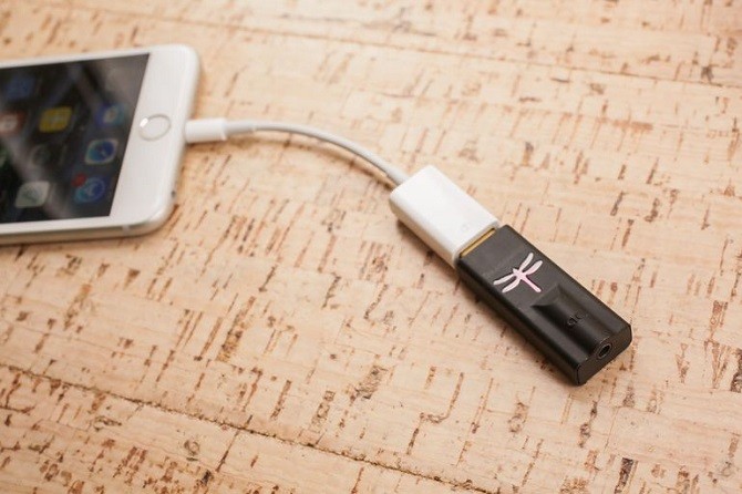 Cổng tai nghe đã chết, thời đại audiophile di động đã chính thức bắt đầu ảnh 3 Khi Apple tiên phong loại bỏ một cổng kết nối vô nghĩa với những tín đồ âm thanh thực thụ, các loại phụ kiện có khả năng mang đến âm thanh thực sự cao cấp sẽ có thêm một lý do để trỗi dậy.
