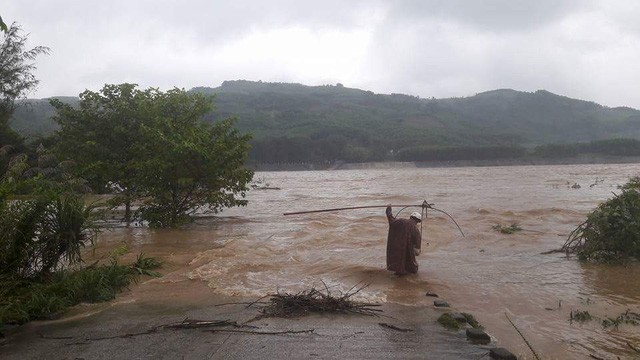 Mưa lũ chia cắt nhiều vùng tại miền Trung - Ảnh 6. Mưa lũ chia cắt nhiều vùng tại miền Trung - Ảnh 6.