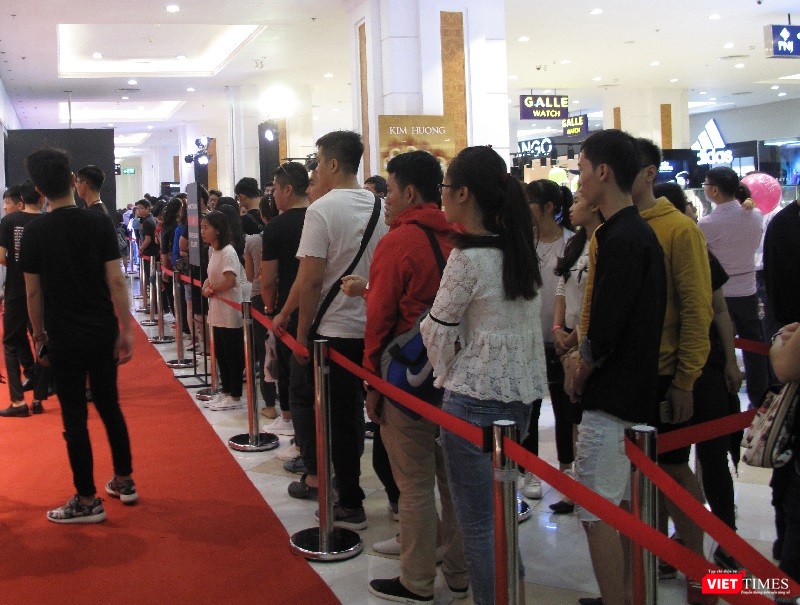 Ngàn người rồng rắn xếp hàng từ sớm để mua đồ H&M Hà Nội ảnh 10