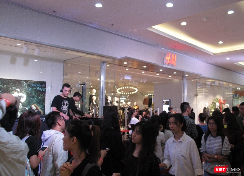 Ngàn người rồng rắn xếp hàng từ sớm để mua đồ H&M Hà Nội ảnh 13