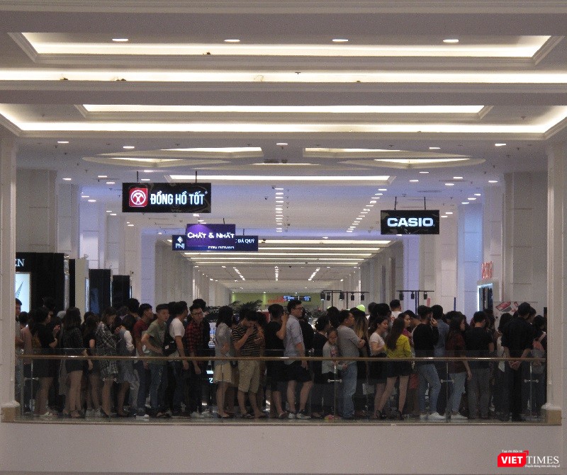 Ngàn người rồng rắn xếp hàng từ sớm để mua đồ H&M Hà Nội ảnh 15