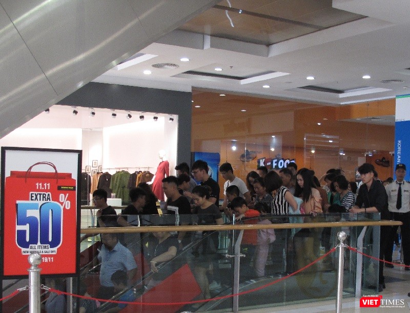 Ngàn người rồng rắn xếp hàng từ sớm để mua đồ H&M Hà Nội ảnh 6