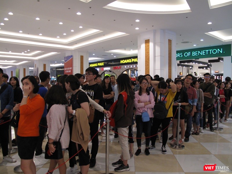 Ngàn người rồng rắn xếp hàng từ sớm để mua đồ H&M Hà Nội ảnh 9
