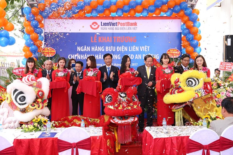 Nghi lễ cắt băng khai trương. Nguồn: LienVietPostBank