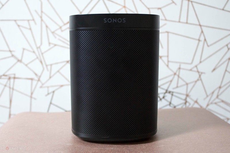 Sonos One: Là loa thông minh của hãng Sonos. Hãng đã kết hợp phần cứng đặc trưng với trợ lý ảo Alexa vào chiếc loa thông minh. Trong không gian ồn, thiết bị vẫn có thể truyền tải âm thanh một cách to rõ. Người dùng có thể nghe nhạc, điều khiển ngôi nhà th