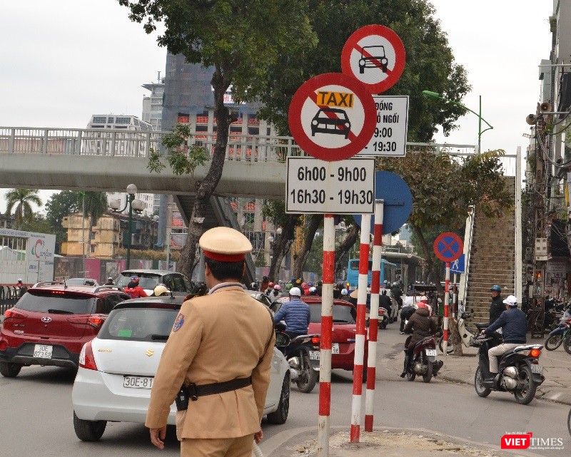 "Đại chiến" taxi: Tài xế Uber, Grab không bị tuýt còi dù đi vào đường cấm ảnh 1