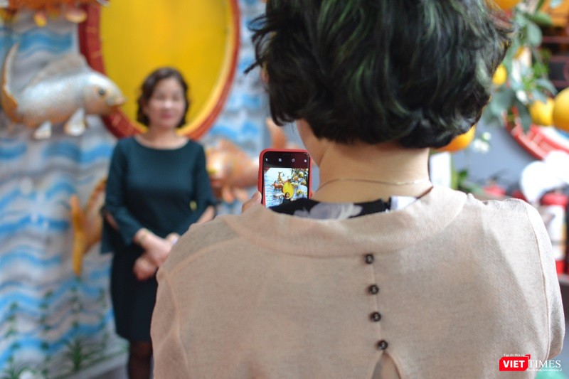 Bên cạnh đi chùa cầu an, các du khách đến Phủ ngày đầu năm cũng tranh thủ chụp ảnh kỷ niệm