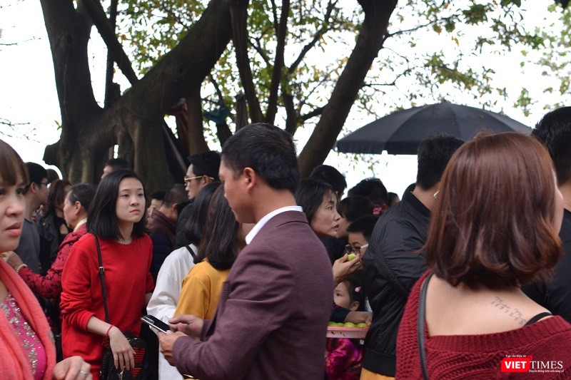 Cuối giờ chiều, dòng người đổ về Phủ vẫn không giảm