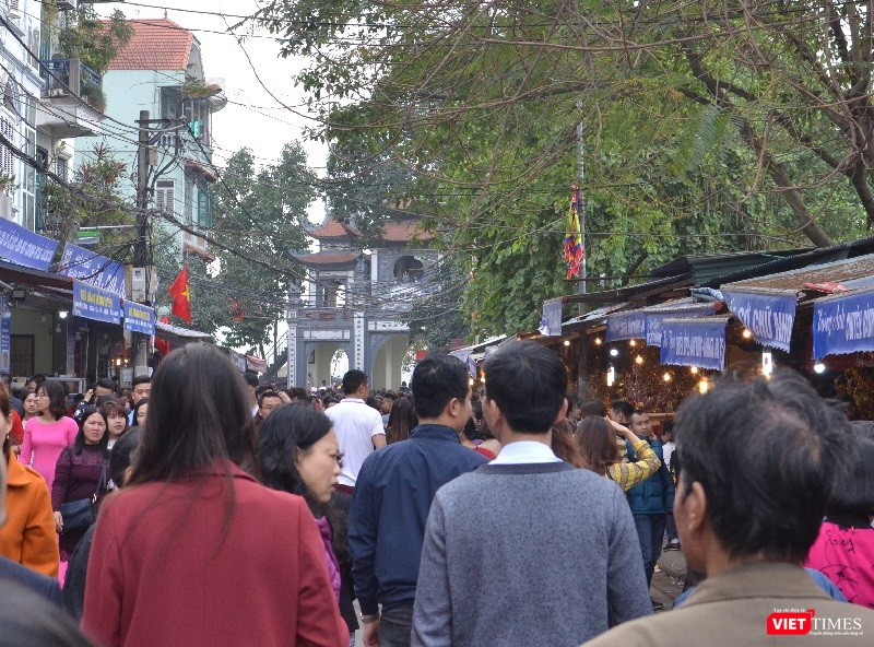 Dòng người nườm nượp vào Phủ