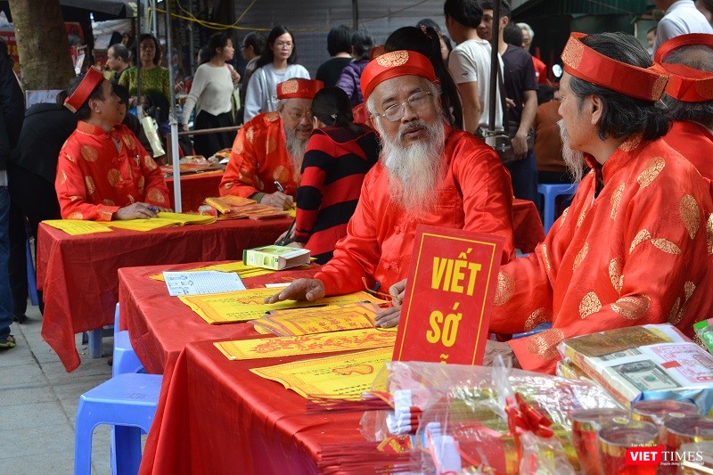 Phủ Tây Hồ chật kín người đi lễ đầu xuân ảnh 6