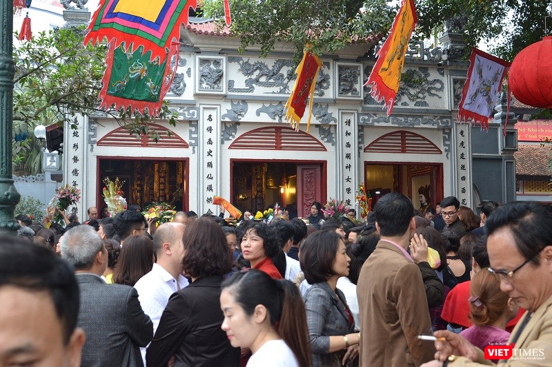 Giáo hội Phật giáo VN chính thức lên tiếng: Nghi lễ “dâng sao giải hạn” không phải của Phật giáo ảnh 4 Phủ Tây Hồ chật kín người đi lễ đầu xuân