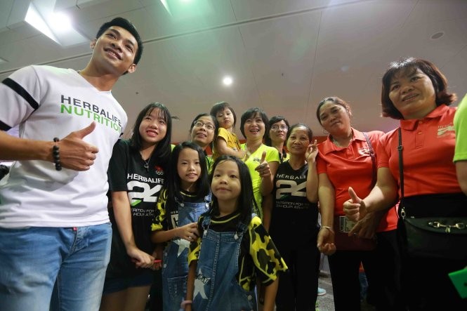 Người hùng Hoàng Xuân Vinh được chào đón cuồng nhiệt ở sân bay ảnh 4 Người hùng Hoàng Xuân Vinh được chào đón cuồng nhiệt ở sân bay ảnh 4