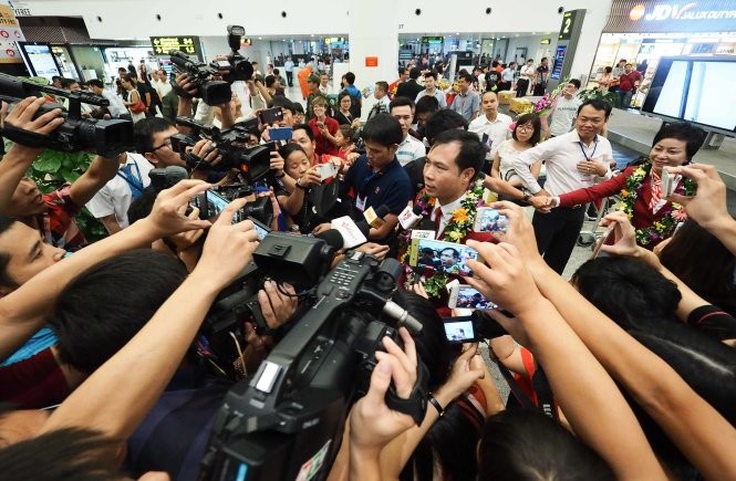 Xạ thủ Hoàng Xuân Vinh trả lời truyền thông tại sân bay Nội Bài. Ảnh: NGUYỄN KHÁNH Xạ thủ Hoàng Xuân Vinh trả lời truyền thông tại sân bay Nội Bài. Ảnh: NGUYỄN KHÁNH