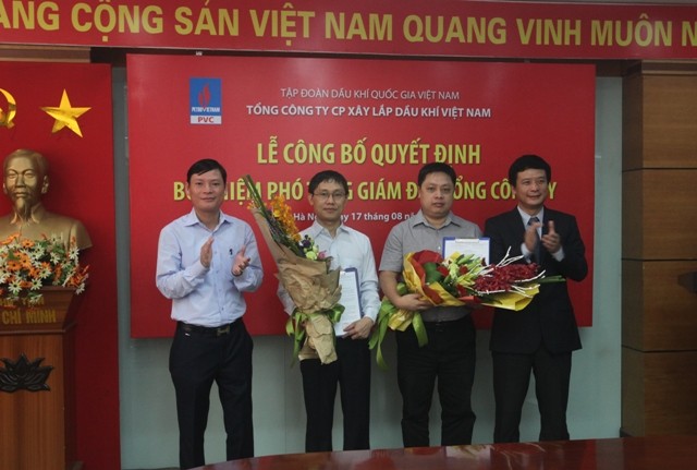 Ông Nguyễn Mạnh Tiến và Trần Minh Tuấn trong lễ nhậm chức Phó Tổng GĐ