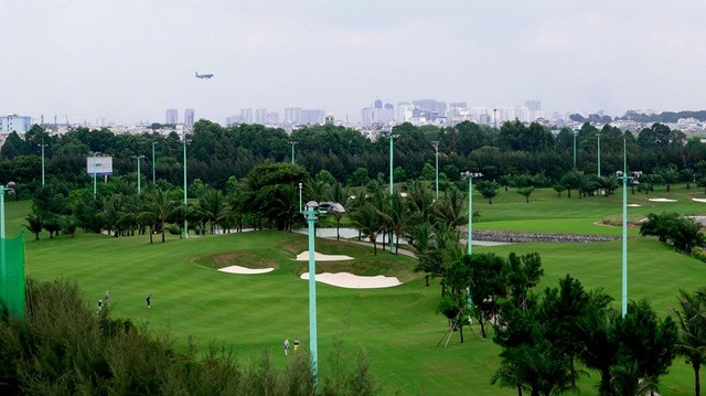 Sân golf Tân Sơn Nhất không chỉ hoành tráng, thiết kế đẹp mà có khung cảnh “độc” và lạ. Đó là cảnh máy bay liên tục cất cánh và hạ cánh. Các sân B, C và D nằm gần đường băng nên nghe rất rõ tiếng động cơ máy bay gầm rú khi cất cánh.(Ảnh: Nguyễn Quang)