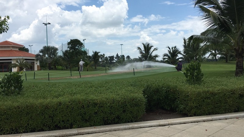 Từ cổng sân golf đi vào một đoạn sẽ thấy tòa nhà hoành tráng nằm phía bên phải. Tòa nhà này được xây dựng theo phong cách bán cổ điển với diện tích lên tới 12.700 m2.(Ảnh: Nguyễn Quang)