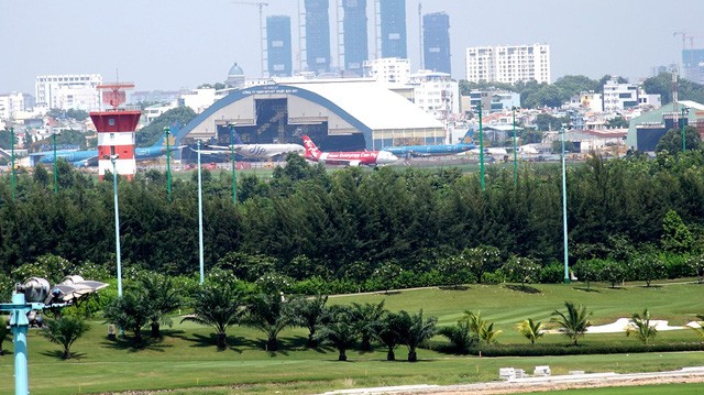 Phía bên kia hàng cây là khu vực hoạt động của máy bay.