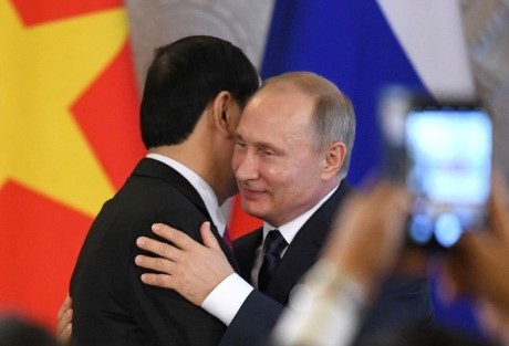 Chủ tịch nước Trần Đại Quang và Tổng thống  Vladimir Putin. Ảnh: Reuters.