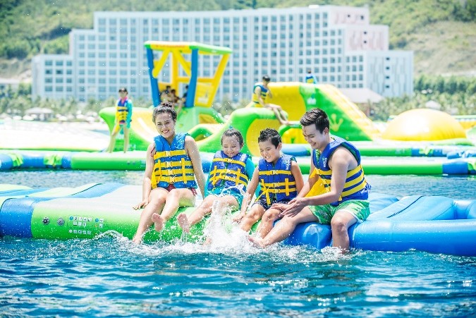 Những du khách ưa thích đắm mình trong làn nước biển mát xanh lại chấm điểm 10 cho khu vực Vịnh Phao Nổi có quy mô lớn nhất thế giới có sức chứa “khủng” lên đến 700 người cùng một lúc, với những toà “lâu đài” khổng lồ giữa biển cho bạn thoả sức chạy đà, nhún nhảy, trượt cầu, bơi lội.