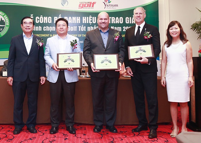 Giám đốc khối kinh doanh Golf BRG Mark Reeves (thứ hai từ trái sang) thay mặt BRG Đà Nẵng Golf Resort nhận giải thưởng “Best Tourism Attractiveness Course 2017" 