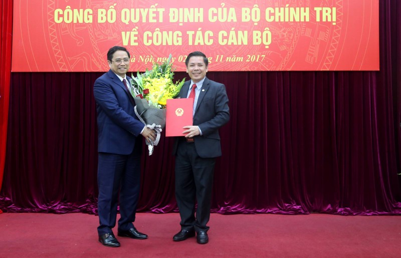 Ông Phạm Minh Chính trao Quyết định bổ nhiệm
ông Nguyễn Văn Thể giữ chức Bộ trưởng Bộ GTVT - Ảnh: Bộ GTVT