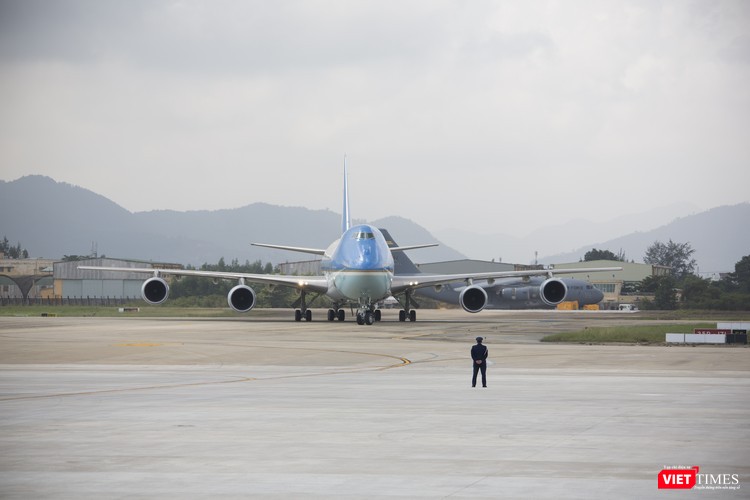 Lễ đón Tổng thống Mỹ Donald Trump đến Đà Nẵng dự Tuần lễ cấp cao APEC ảnh 6