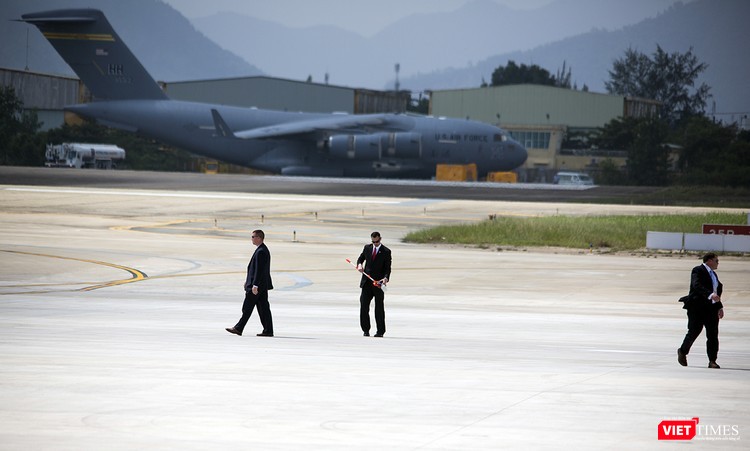 Họ di chuyển và kiểm tra đường băng kỹ càng