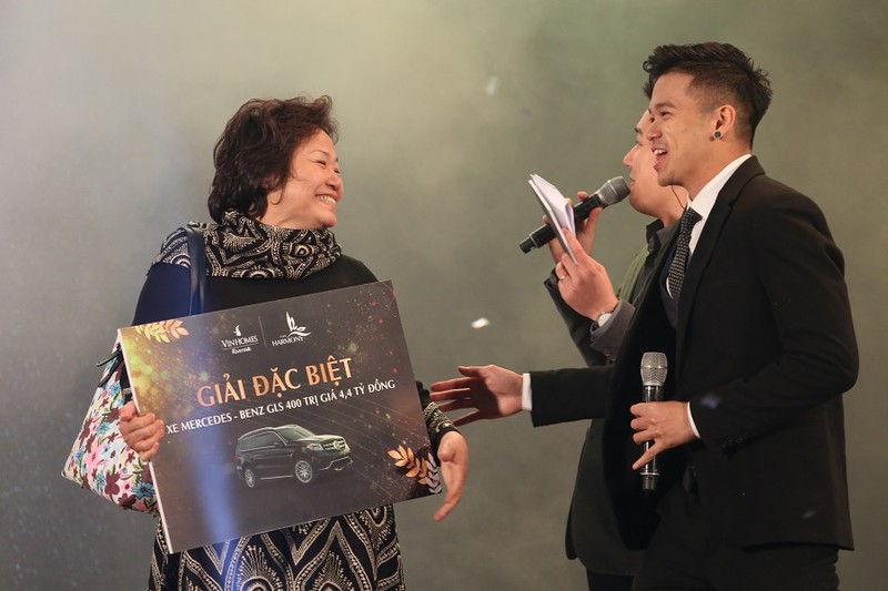 Nữ tân chủ nhân căn biệt thự Nguyệt Quế đã là cư dân may mắn nhất giành giải đặc biệt, cùng lúc sở hữu biệt thự và siêu xe.