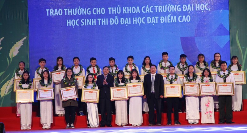 Trao thưởng cho Thủ khoa các trường ĐH, học sinh thi đỗ ĐH đạt điểm cao.