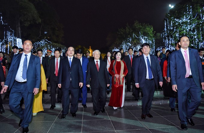 Tổng bí thư mừng tuổi cho trẻ em ở Hồ Gươm ảnh 4 Ông cùng lãnh đạo thành phố bách bộ ở Hồ Gươm.