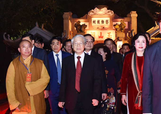 Tổng bí thư mừng tuổi cho trẻ em ở Hồ Gươm ảnh 5 Trong thời khắc thiêng liêng chuyển giao giữa năm cũ và năm mới, Tổng bí thư Nguyễn Phú Trọng đã đến thắp hương tại Đền Ngọc Sơn; hòa chung niềm phấn khởi đón chào Xuân mới cùng đông đảo người dân Thủ đô.