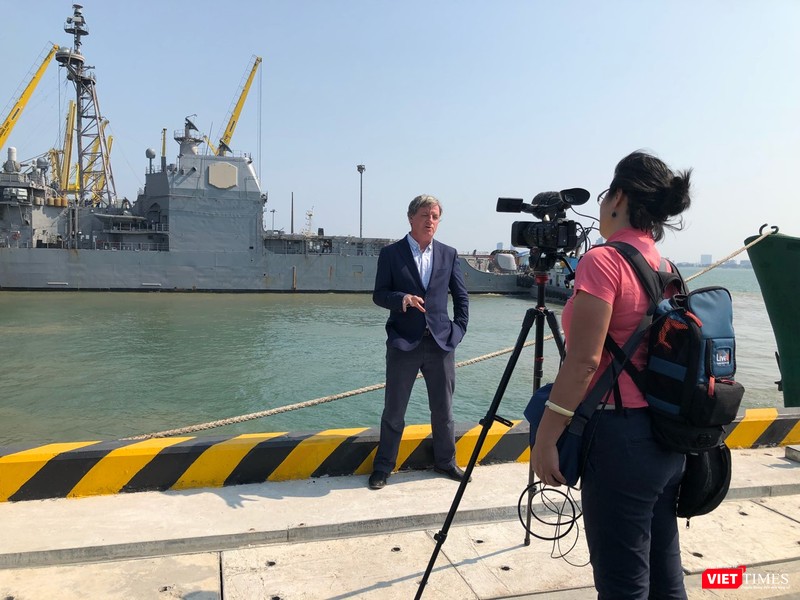 Nhóm tàu Carl Vinson mang theo 74 máy bay chiến đấu, giám sát và vận tải, gồm F18C, F18E/F  Super Hornet, EA-18G Growler, E-2 Hawkeye, Sikorsky MH-60S Seahawk và Grumman C-2 Greyhound. Nhóm tàu này còn bao gồm các tàu khu trục tên lửa, tàu khu trục nhỏ và tàu tuần dương.