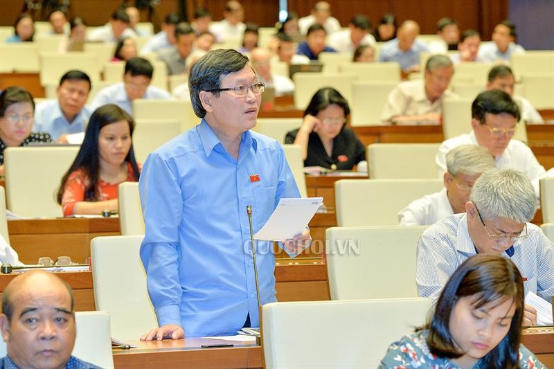 Các đại biểu thảo luận tại hội trường Các đại biểu thảo luận tại hội trường