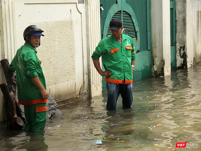 Màu áo xanh quen thuộc của các công nhân thoát nước trên đường phố Sài Gòn sau mỗi trận mưa to. Màu áo xanh quen thuộc của các công nhân thoát nước trên đường phố Sài Gòn sau mỗi trận mưa to.