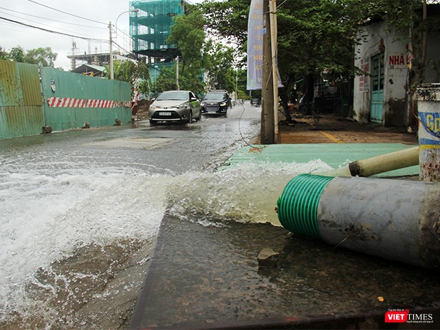 Nhiều nhà dân phải sử dụng phương án sử dụng máy bơm công suất lớn bơm nước để thoát ngập Nhiều nhà dân phải sử dụng phương án sử dụng máy bơm công suất lớn bơm nước để thoát ngập
