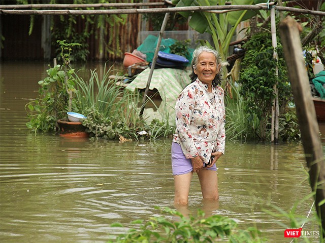 Tuy nhà đang ngập sâu quá gối, nhưng với những cư dân lâu năm ở thành phố này, họ vẫn luôn lạc quan khi nói rằng “còn người là còn của”. Tuy nhà đang ngập sâu quá gối, nhưng với những cư dân lâu năm ở thành phố này, họ vẫn luôn lạc quan khi nói rằng “còn người là còn của”.